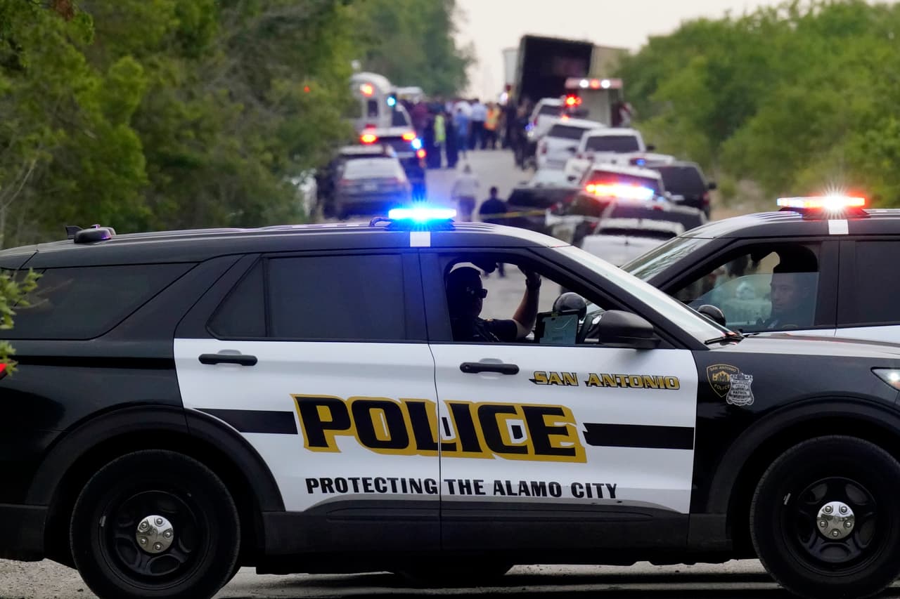 Craig Larrabee, de la Oficina de Investigaciones de Seguridad Nacional, le dijo a AP que las autoridedes descubren migrantes ocultos en camiones en el sur de Texas casi a diario. Según Larrabee, los migrantes pagan, normalmente, entre $8,000 y $10,000 por ser guiados a través de la frontera y ya en Estados Unidos son llevados en un trailer hastga San Antonio, donde pasan a vehículos más pequeños en los que van a su destino.