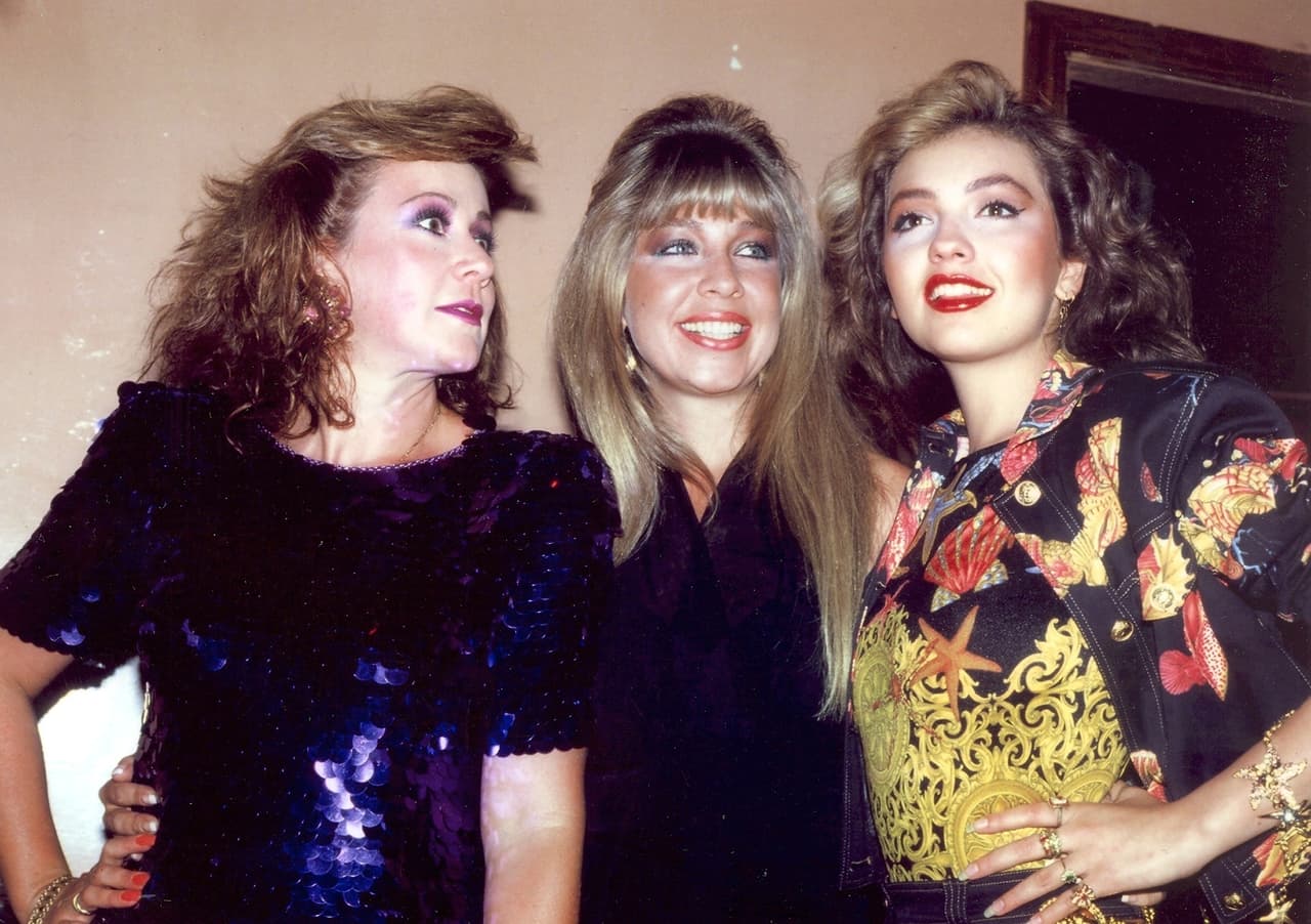 Laura Zapata tiene cuatro medias hermanas: Ernestina, Gabriela, Federica y Thalía Sodi. Con las tres primeras ha estado distanciada desde hace varios años y cuando se le ha cuestionado por ellas, prefiere no hablar. 
<br>