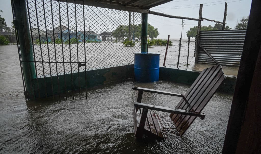 En viviendas ya desalojadas en suelo cubano, las aguas intentaban arrastrar hasta los sillones que algunas familias tienen en sus balcones.