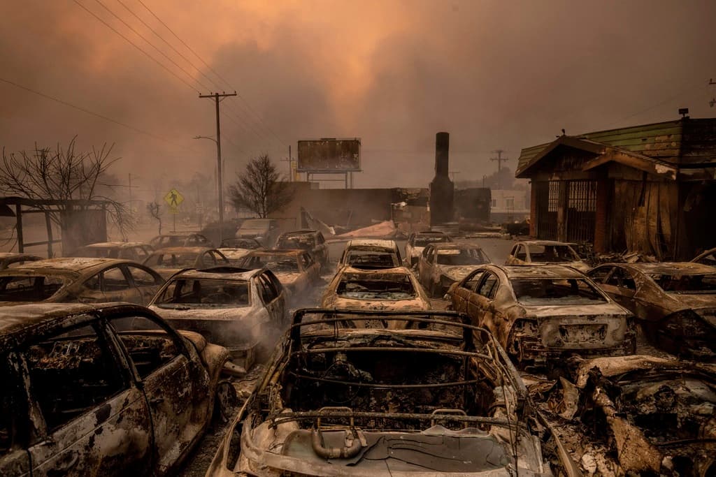 Los incendios fueron avivados por los fuertes 
<a href="https://www.univision.com/local/los-angeles-kmex/alerta-en-el-sur-de-california-por-tormenta-de-vientos-potencialmente-mortal-y-destructiva">vientos Santa Ana</a> que afectan el área, y que podrían intensificarse en próximas horas.
