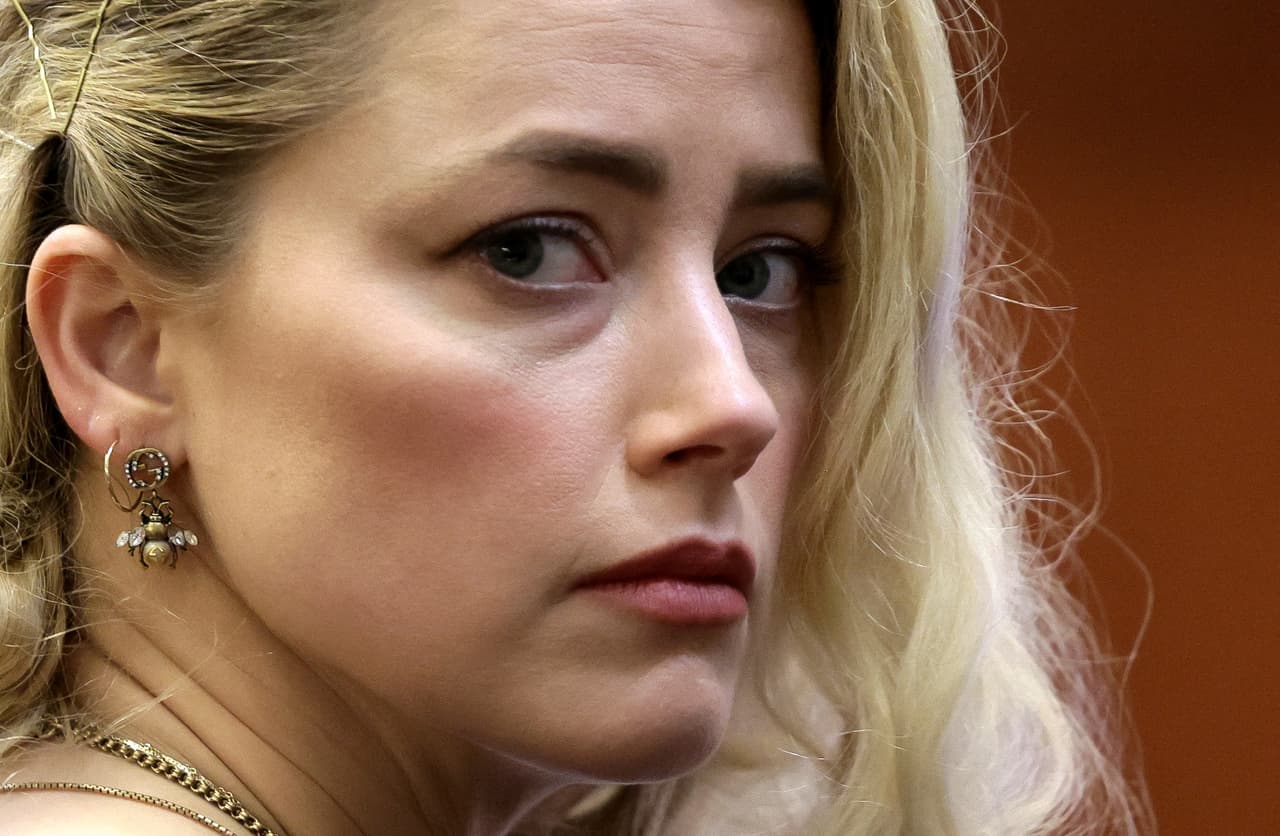 Diversas fuentes han dicho al Post que Heard "confiaba en la póliza de seguro de su casa para cubrir el costo de sus abogados".
<br>