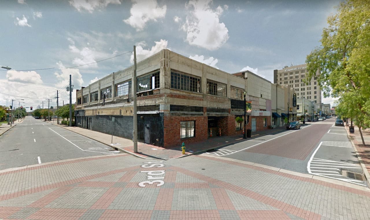 <h3 class="cms-H3-H3">9. Alexandria, Louisiana </h3>
<br>
<br>La violencia mortal se ha convertido en algo común en esta área, tras registrar 22 durante 2020, o 14,5 por cada 100,000 habitantes, 
<b>lo que representa más del doble de la tasa a nivel nacional</b>. Una tendencia que continuó durante este año en el que, antes octubre, las autoridades habían sido notificados de 12 
<a href="https://www.univision.com/temas/tiroteos">tiroteos</a> fatales. 
<br>
<br>