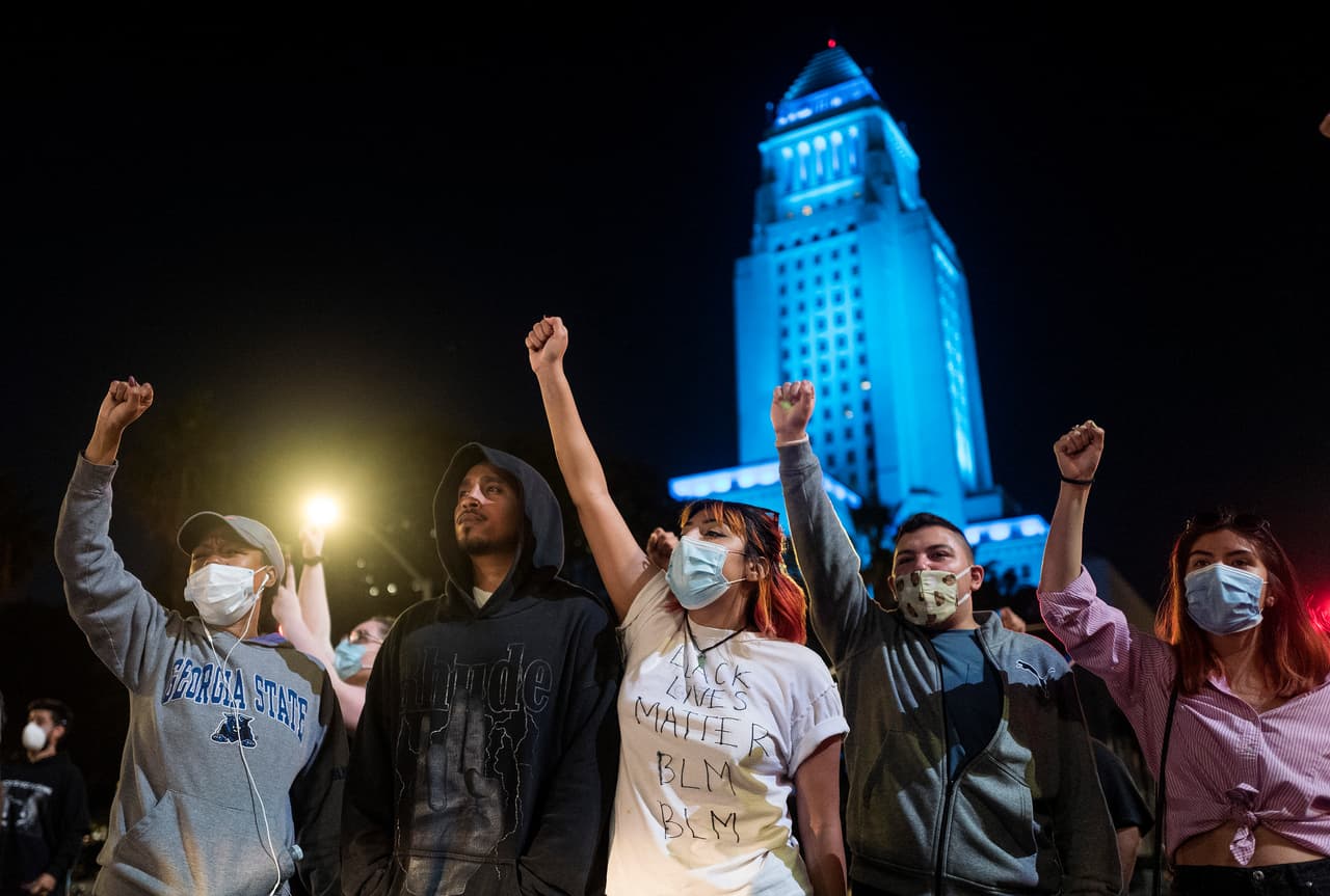 La convocatoria local pretendía una manifestación pacífica en el centro de 
<a href="https://www.univision.com/local/los-angeles-kmex/">Los Ángeles</a>. Sin embargo, al pasar de las horas la manifestación inicial creció exponencialmente y varios grupos se dispersaron en distintos puntos de la ciudad.