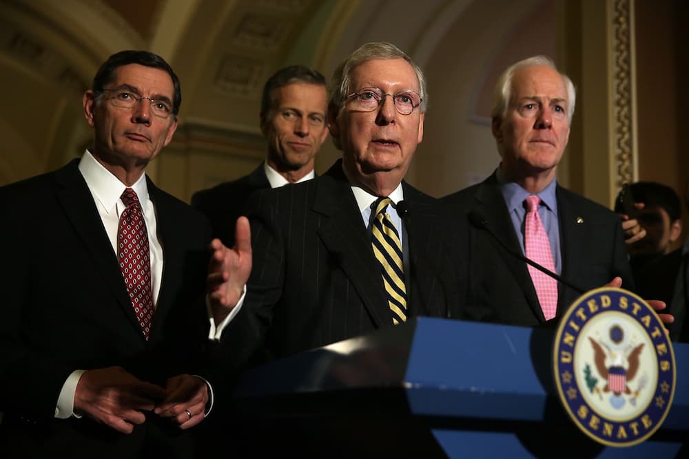 Senadores republicanos junto a Mitch McConnell, líder de la mayoría republicana en el Senado.
