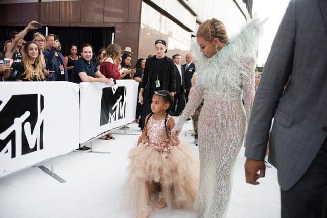 Beyonce había anunciado su embarazo durante la celebración de los premios VMAs 2011. Cinco años después regresa con su pequeña Blue Ivy.