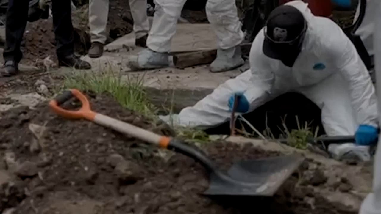 Hallan 32 cuerpos enterrados en una fosa común de una finca abandonada en Guanajuato