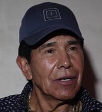 <h3 class="cms-H3-H3">Rafael Caro-Quintero</h3>
<br>
<b>Recompensa: $20 millones</b>
<br>
<br>El narcotraficante mexicano fue durante mucho tiempo el más buscado por la Administración para el Control de Drogas (DEA, por sus siglas en inglés), la cual lo acusa del secuestro y asesinato de Enrique 'Kiki' Camarena Salazar, un agente encubierto de la agencia, en 1985. 
<br>
<br>Además, es también acusado de traficar marihuana y cocaína y de ser la cabeza de una empresa criminal, al ser uno de los fundadores del ahora extinto Cártel de Guadalajara en la década de los 80.
<br>
<br>En 2013, tras pasar 28 años preso en México, le fue otorgado un amparo y fue puesto en libertad.