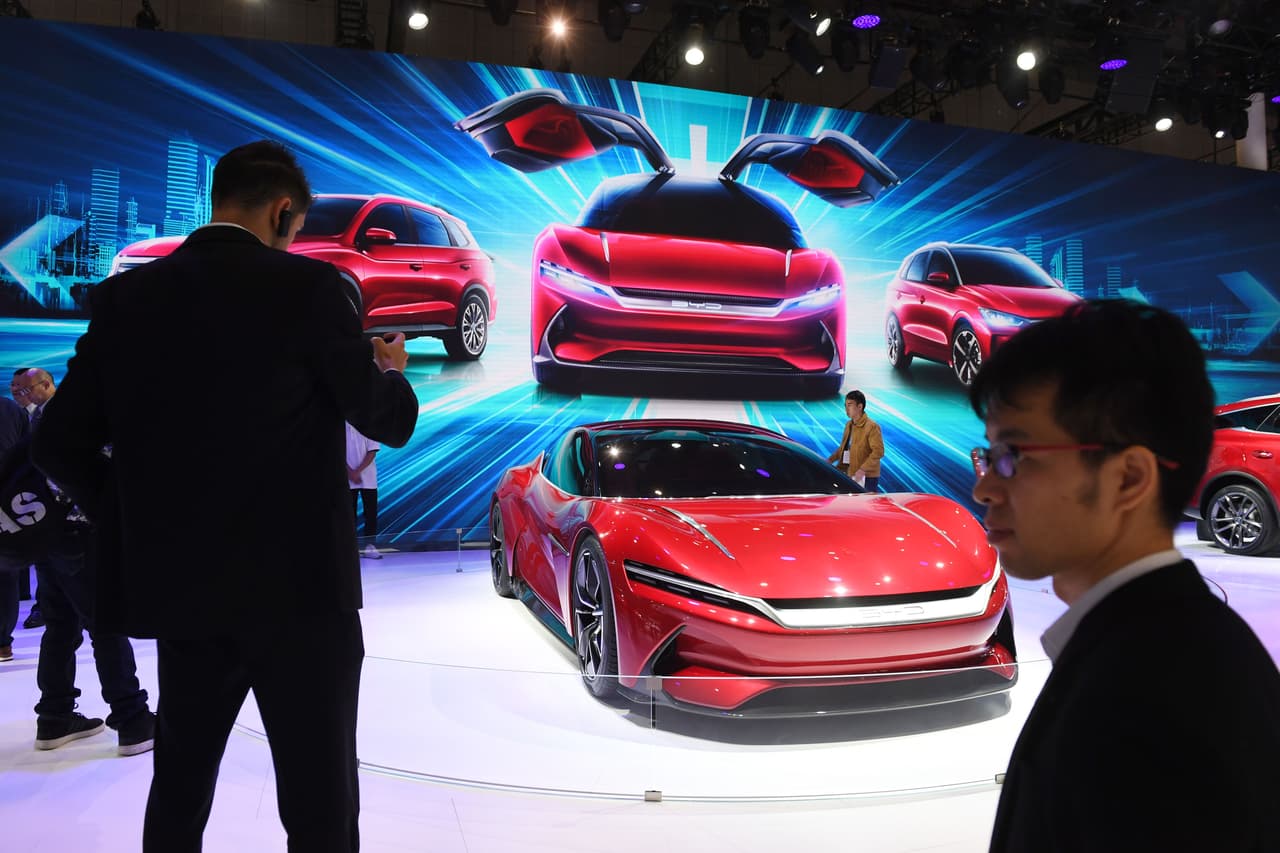 <b>Puesto 5. BYD.</b> Este fabricante chino de automóviles eléctricos se recuperó rápidamente de la crisis que produjo la pandemia, justo cuando lanzó su modelo Han, un competidor del popular Model 3 de Tesla. Su valor en el mercado aumentó 359%.
<br>