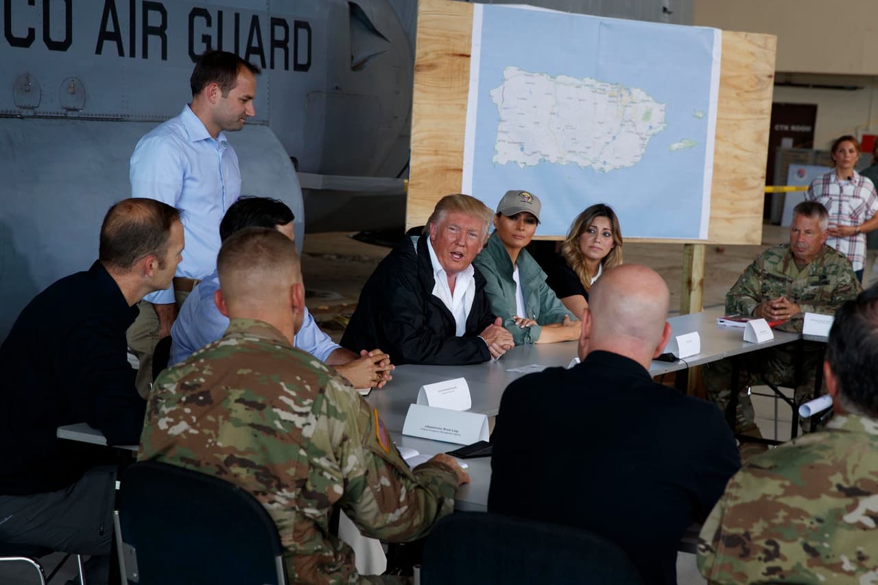 Una vez en la base aérea Muñiz, el mandatario estadounidense se dirigió a un hangar acondicionado para una reunión con representantes de agencias federales, alcaldes y también de fuerzas militares que han llegado a la Isla para ayudar en la reconstrucción de Puerto Rico y ayudar a los damnificados.