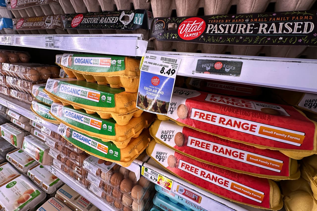 Los precios de los huevos suben y complican las cenas festivas (y la inflación) 