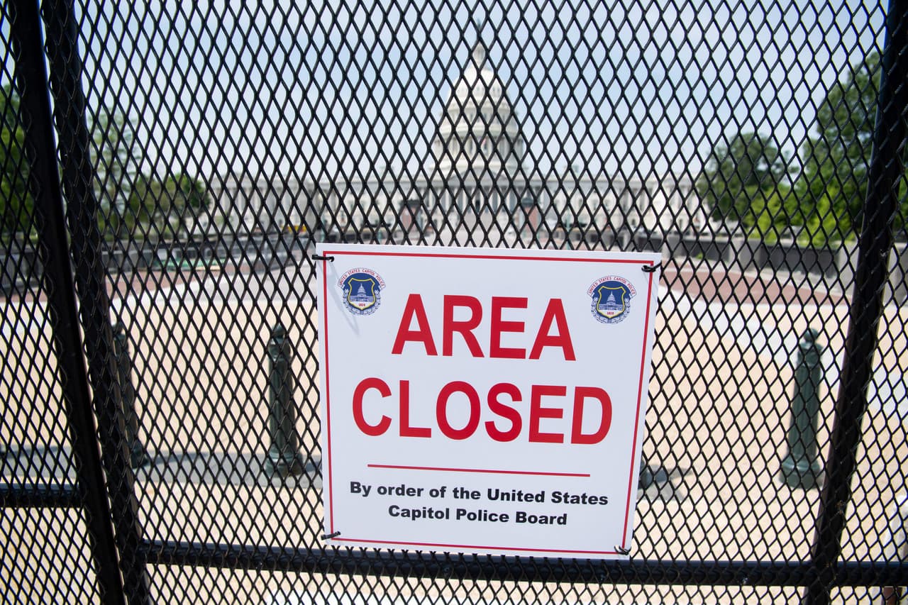 Una valla de seguridad en los alrededores del Capitolio este miércoles 28 de abril, horas antes del primer discurso del presidente Joe Biden frente al Congreso. Este año, el evento ha sido designado como "Evento Nacional Especial de Seguridad" y el 
<a href="https://www.independentespanol.com/tag/servicio-secreto" target="_blank">Servicio Secreto</a> supervisará los preparativos, conjuntamente con la Policía del Capitolio. 
<br>