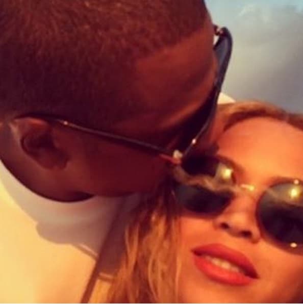 Y para que no hubiera ninguna duda, 'Bey también publicó una selfie en donde se le mira recibiendo un beso de Jay Z.