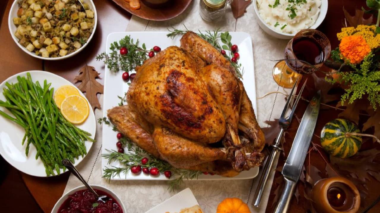 <b>Pavo asado</b>
<br>Sin duda el platillo favorito del Día de Acción de Gracias que en Arizona, al ser un estado con una importante comunidad hispana, adquiere un nuevo sabor al integrar ingredientes como: ojo, cilantro, orégano, pimienta y más especias que crean recetas únicas. También se realiza con adobos o chiles para agregarle mayor sabor.