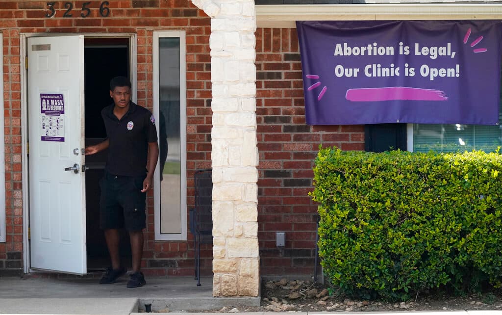 Jueza de Texas protege temporalmente a clínicas contra demandas de grupo antiaborto