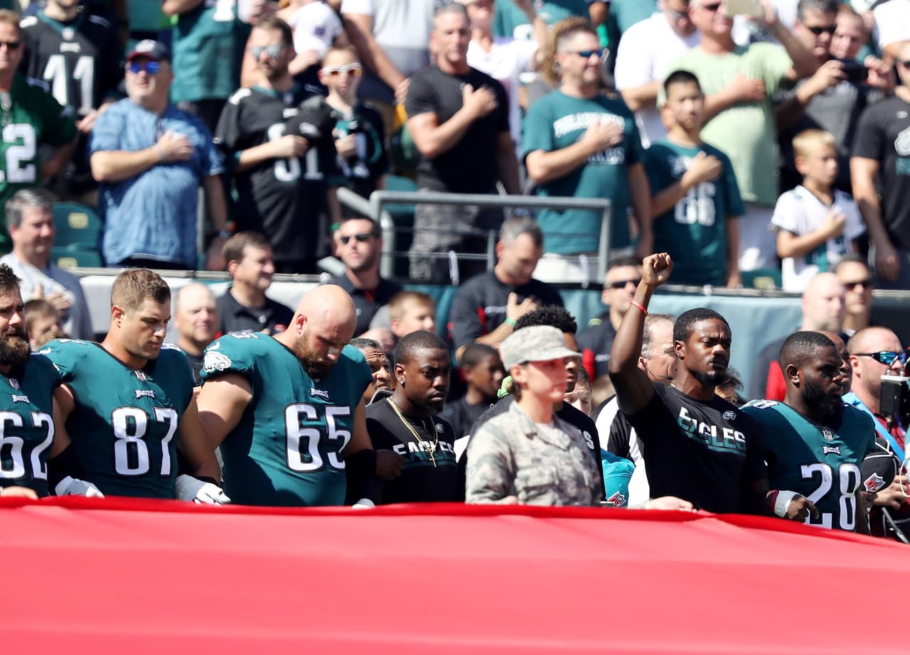 En el Lincoln Financial Field, entre los New York Giants y los Philadelphia Eagles las protestas también estuvieron presentes entre los jugadores.
