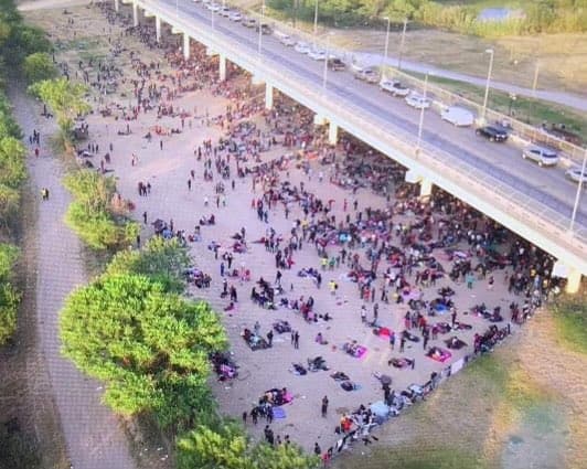 En una imagen aérea compartida por el congresista republicano Tony Gonzales en 
<a href="https://twitter.com/TonyGonzales4TX" target="_blank">su cuenta de Twitter</a> se puede apreciar el punto donde se encuentran los migrantes. "La Patrulla Fronteriza está completamente sobrepasada. #BidenBorderCrisis", escribió.