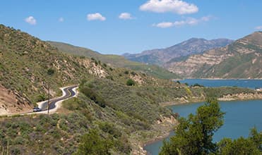 <b>Piru Lake</b>
<br>Es un embalse ubicado en el bosque nacional Los Padres y las montañas Topatopa del condado de Ventura, al sur de California, creado en 1955 durante la construcción de la presa de Santa Felicia en Piru Creek, que es un afluente del río Santa Clara. 
<br>Este popular destino está localizado a menos de una hora de distancia de Los Ángeles. En él puedes acampar, además ofrece cabañas en donde te puedes alojar con tu familia.
<br>
<b>Dirección: </b>4780 Piru Canyon Rd, Piru, CA 93040