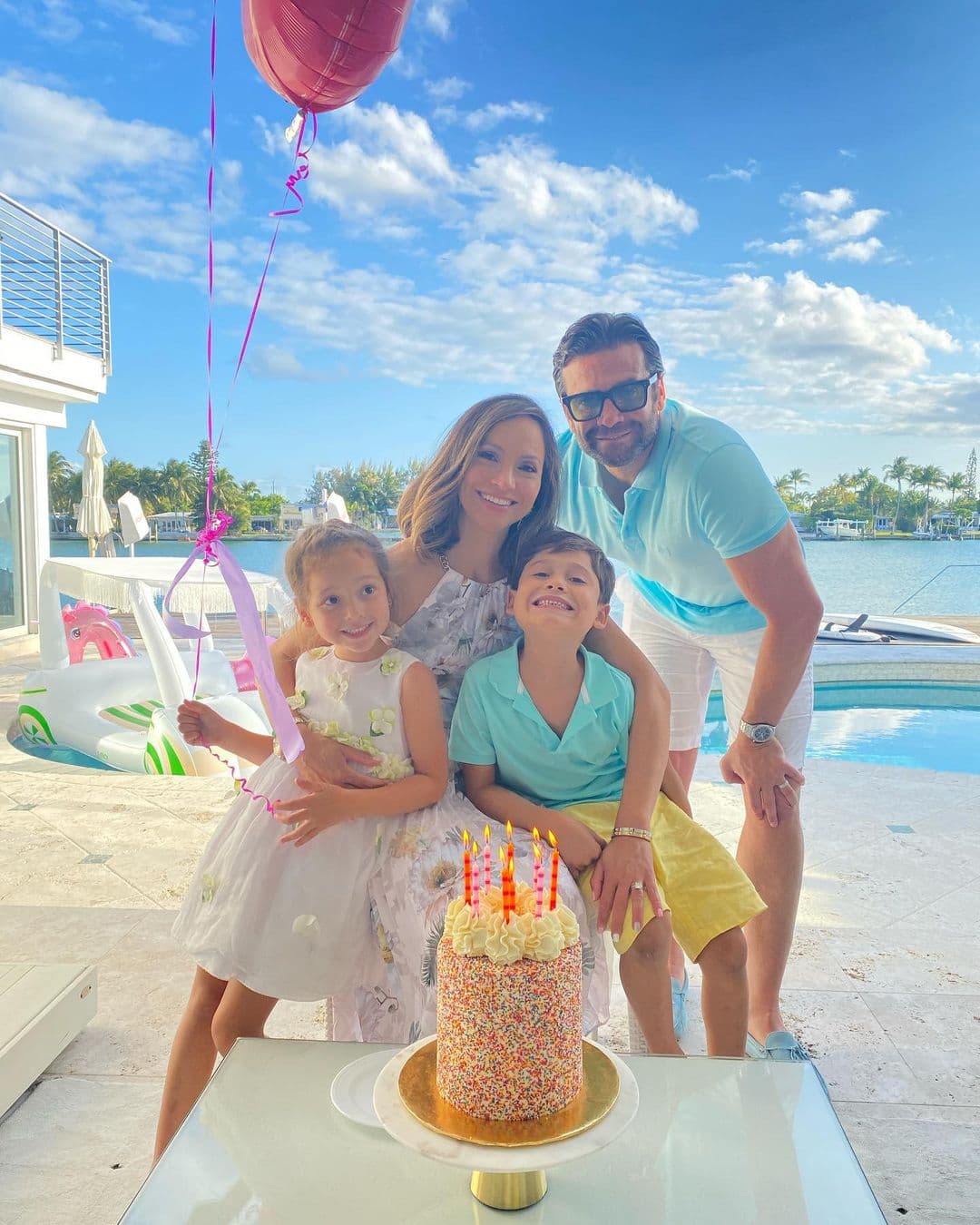 Satcha Pretto estuvo ausente en las redes sociales, sin embargo sabemos lo mucho que significa esta fecha para la periodista hondureña. Pasar tiempo con sus hijos Alana y Bruce es su mejor regalo.