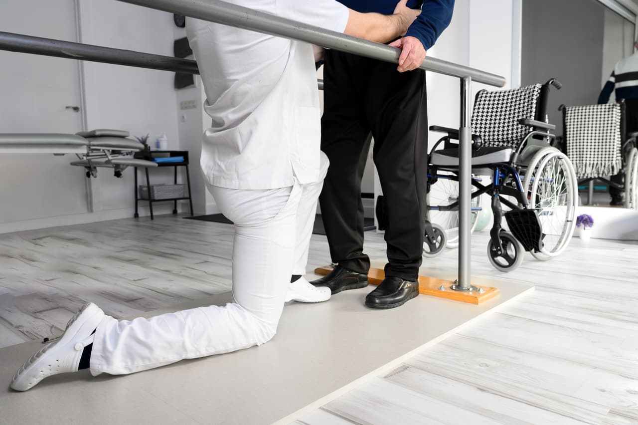 <b>Ayudante de fisioterapeuta.</b>
<br>
<br>Salario promedio anual: 27,000 dólares.
<br>
<br>Crecimiento esperado de este empleo para 2029: 21.3%.
<br>
<br>Estos empleados apoyan a los fisioterapeutas en las sesiones de tratamiento. Desinfectan las áreas de trabajo y realizan tareas de oficina. Reciben capacitación en el en el propio empleo, que puede durar de una semana a un mes.
<br>
<br>En este trabajo se puede crecer, realizado certificaciones especializadas para ser asistente de fisioterapeuta o completando la carrera universitaria de fisioterapia. 
<br>