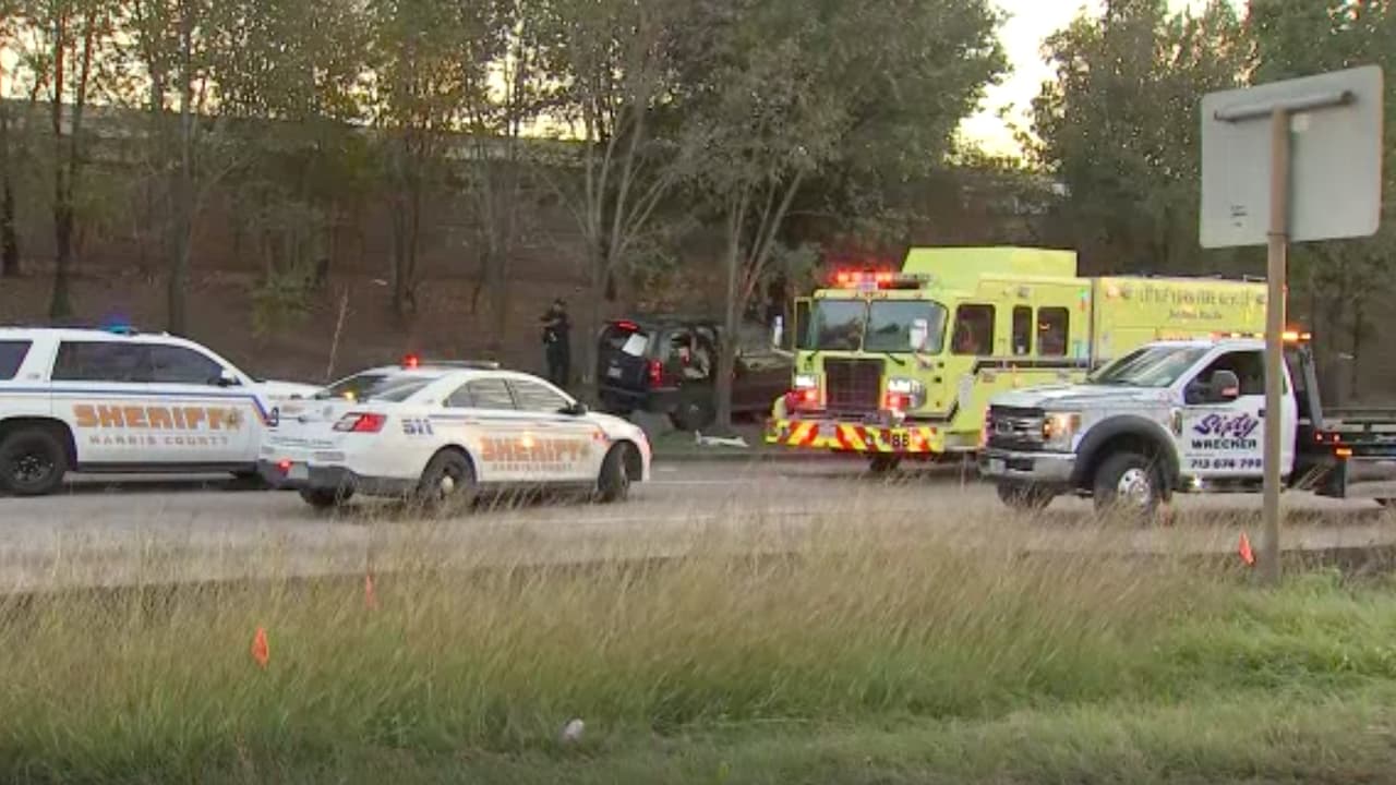 Los hechos ocurrieron en la cuadra 
<b><a href="https://www.google.com/maps/place/2000+W+Sam+Houston+Pkwy+N,+Houston,+TX+77043/@29.8062021,-95.5652542,17z/data=!3m1!4b1!4m5!3m4!1s0x8640db2b477cebfb:0xc81f5f3546a20a03!8m2!3d29.8062021!4d-95.5630655" target="_blank">2000 de N. Sam Houston Parkway,</a></b> el martes alrededor de las 2:45 pm.