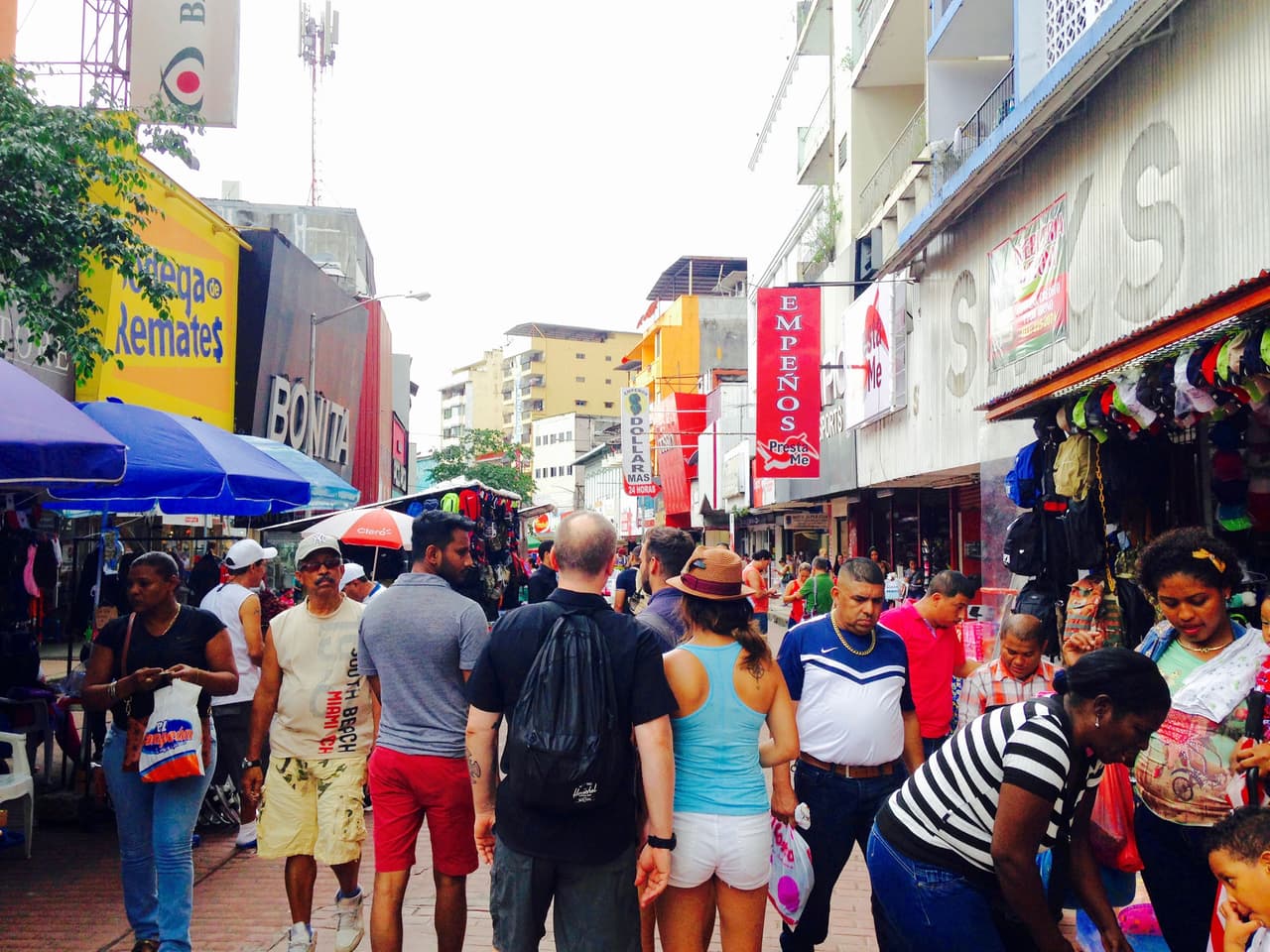 <b>Puesto 1. Panamá</b>
<br>
<br>En la Ciudad de Panamá una pareja puede vivir bien, dependiendo de su estilo de vida, con unos 1,700 dólares al mes. Los jubilados de Estados Unidos y Canadá pueden acceder a una residencia legal que les da descuentos en las facturas médicas y para esto solo necesitan tener una pensión de 1,000 dólares mensuales. 
<br>
<br>Panamá se destaca por su seguridad económica (su moneda es el dólar estadounidense), su asequibilidad, la calidad de la atención médica, su infraestructura y su cercanía con Estados Unidos.
<br>