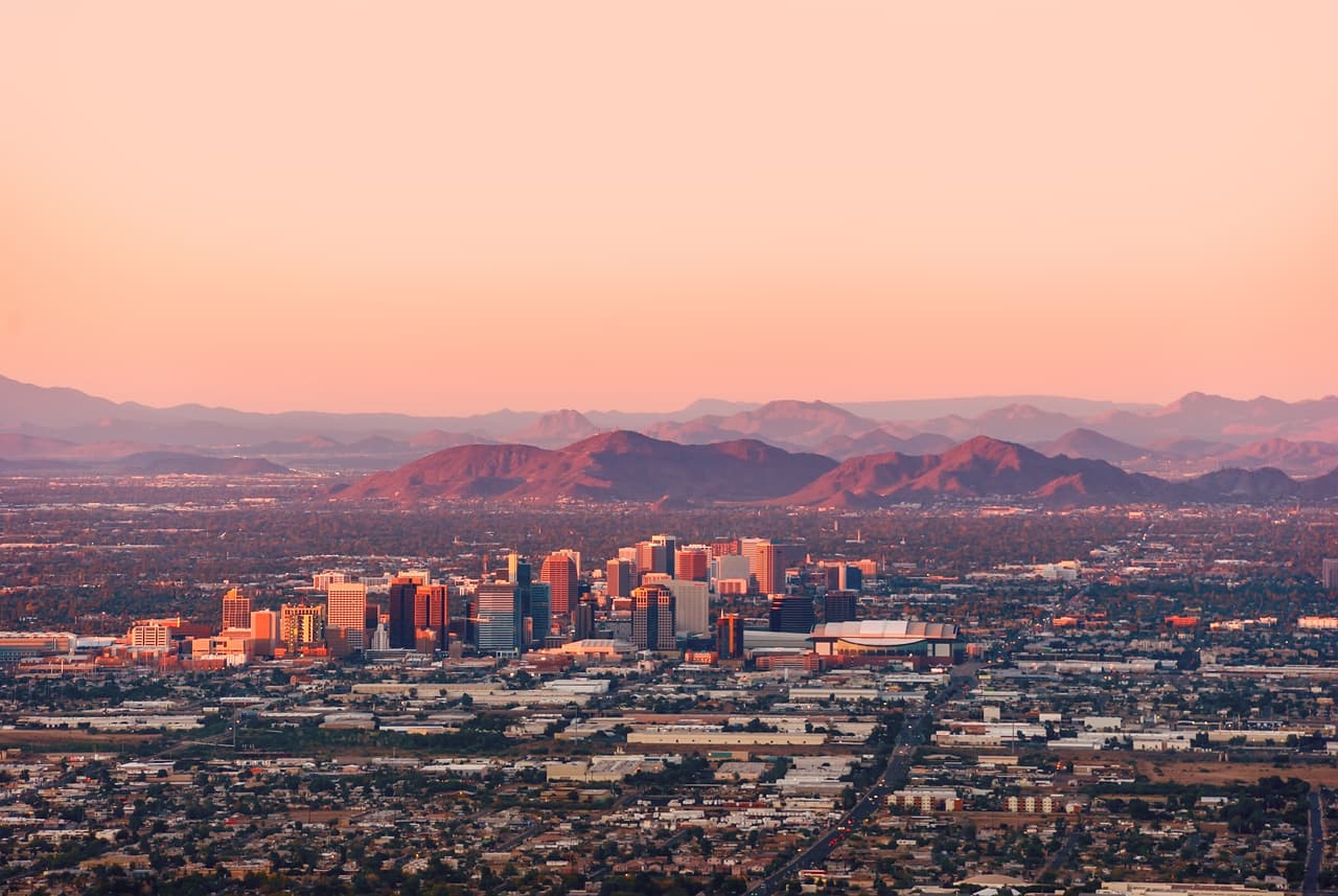 <b>Puesto 4. Phoenix, Arizona</b>.
<br>
<br>Valor promedio de la vivienda en febrero de 2020: 270,336 dólares.
<br>
<br>Valor promedio de la vivienda en enero de 2021: 318,799 dólares. 
<br>
<br>Cambio bruto durante la pandemia: + 48,463 dólares.
<br>
<br>Porcentaje de cambio: 17.93%.
<br>