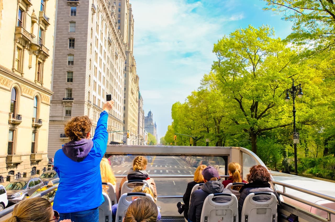 New York, NY es la 3 ciudad más feliz en Estados Unidos.
<br>
<br>Puntaje: 57.62/72.39.
<br>Rango de entretenimiento y recreación: 1/182.
<br>Rango de vida nocturna y fiestas: 2/182.
<br>Rango de costos: 182/182.