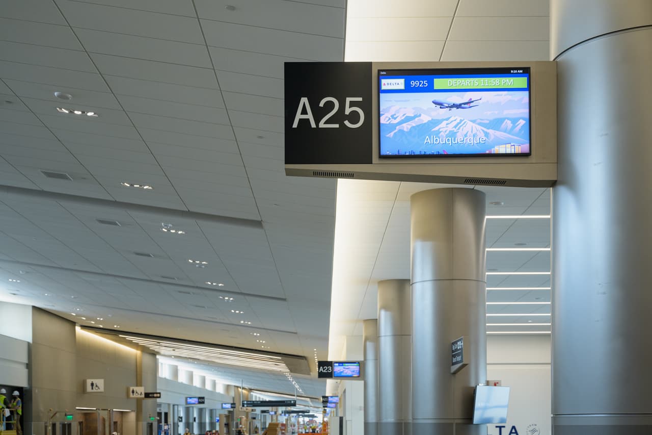El nuevo aeropueto cuenta con señalización sumamente moderna.