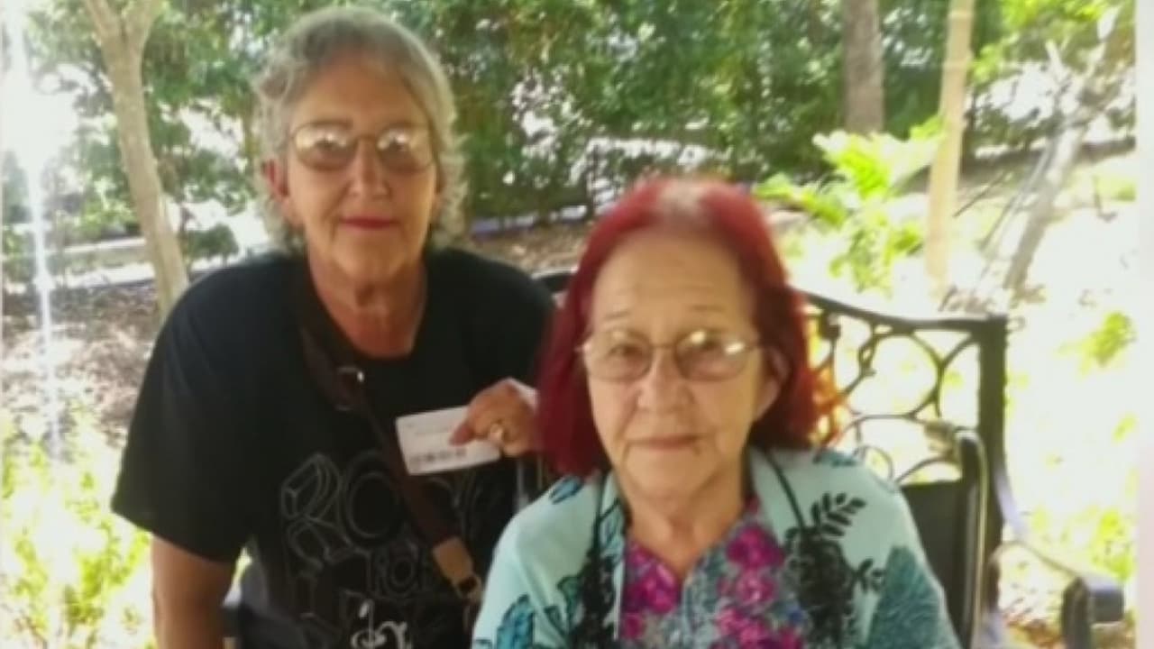 Así fue el reencuentro entre una hija y su madre en un centro de ancianos tras meses de separación por el coronavirus