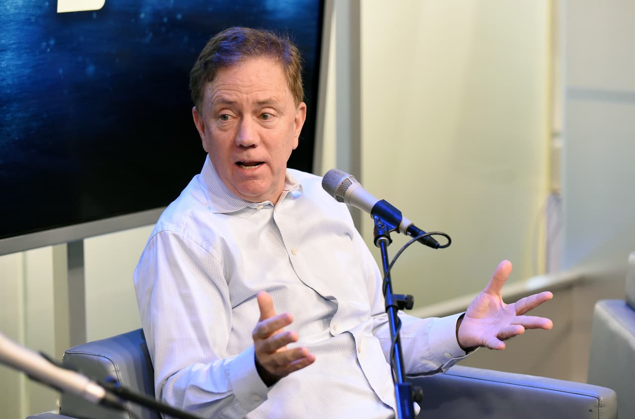 ✅ 
<b>Connecticut |</b> FEMA dijo el 24 de agosto que le había otorgado el dinero al estado. En la foto, su gobernador, el demócrata Ned Lamont, habla en una radio el 20 de diciembre del año pasado.