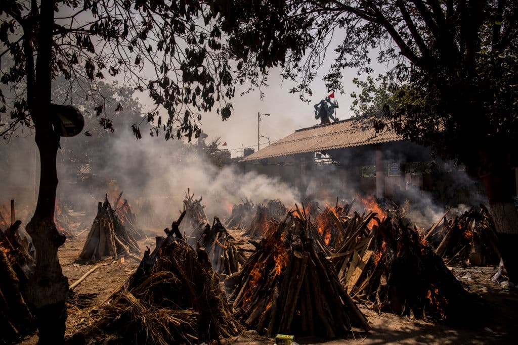 India está muy cerca de llegar a los 200,000 fallecidos y recientemente se ha visto en Nueva Delhi, la capital, quemas funerarias grupales en los parques o en espacios públicos abiertos.