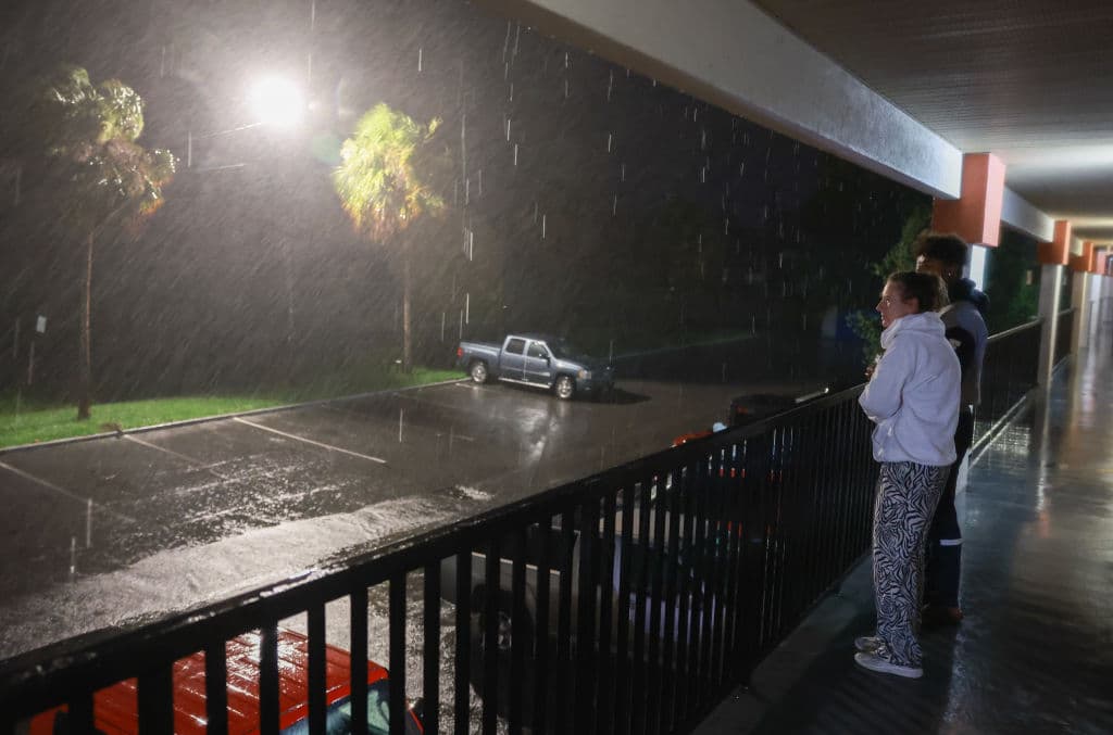Anna Davis y su hijo Paul no pensaron que desde un balcón terminarían siendo testigos de la llegada del huracán Debby a Florida.