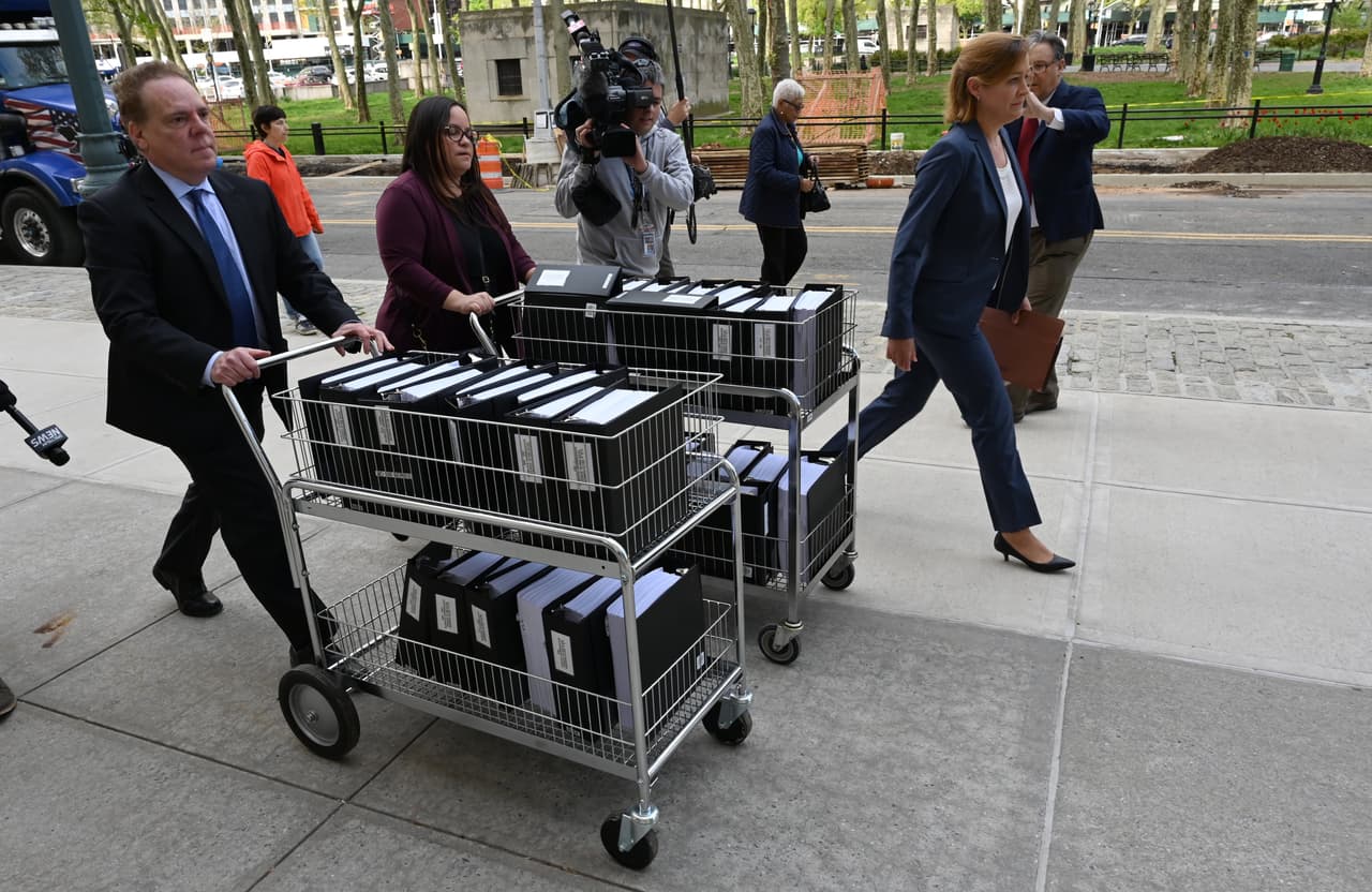 Miembros de la Fiscalía llegan a la corte federal de Brooklyn con cientos de documentos para presentar en el caso contra Keith Raniere, el fundador de NXIVM.