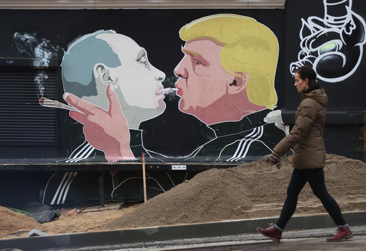 VILNIUS, LITUANIA.- 
<b>Trump y Putin 'compartiendo marihuana'</b>. Por su historia de tensiones con Rusia, mucha gente en países bálticos (Lituania, Letonia y Estonia) ven con preocupación el intercambio de elogios que se ha dado entre Trump y Putin. Habrá que ver si esa relación cambia tras el bombardeo a Siria.