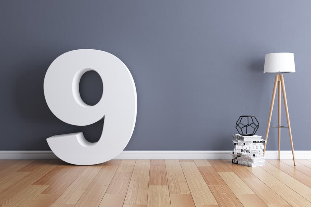 Uno de los números más importantes dentro de la numerología es el nueve porque indica el fin de un ciclo. Resulta que en los cálculos que se efectúan en esta disciplina todos los dígitos se reducen a un solo número, del 1 al 9 y por ese motivo cuando se llega al 10 comienza de nuevo a repetirse un ciclo pues el 10 equivale al 1, y posteriormente el 11 al 2 y así sucesivamente.