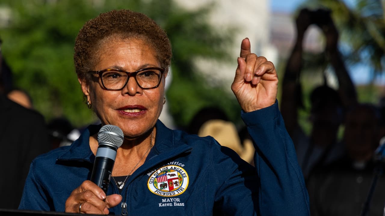 Alcaldesa Karen Bass promete defender políticas santuario ante presión de Trump