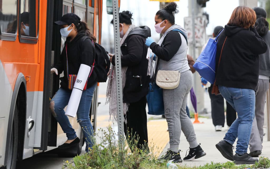 Un maestro tardaba horas en llegar a la escuela en bus, sus alumnos le solucionaron el problema