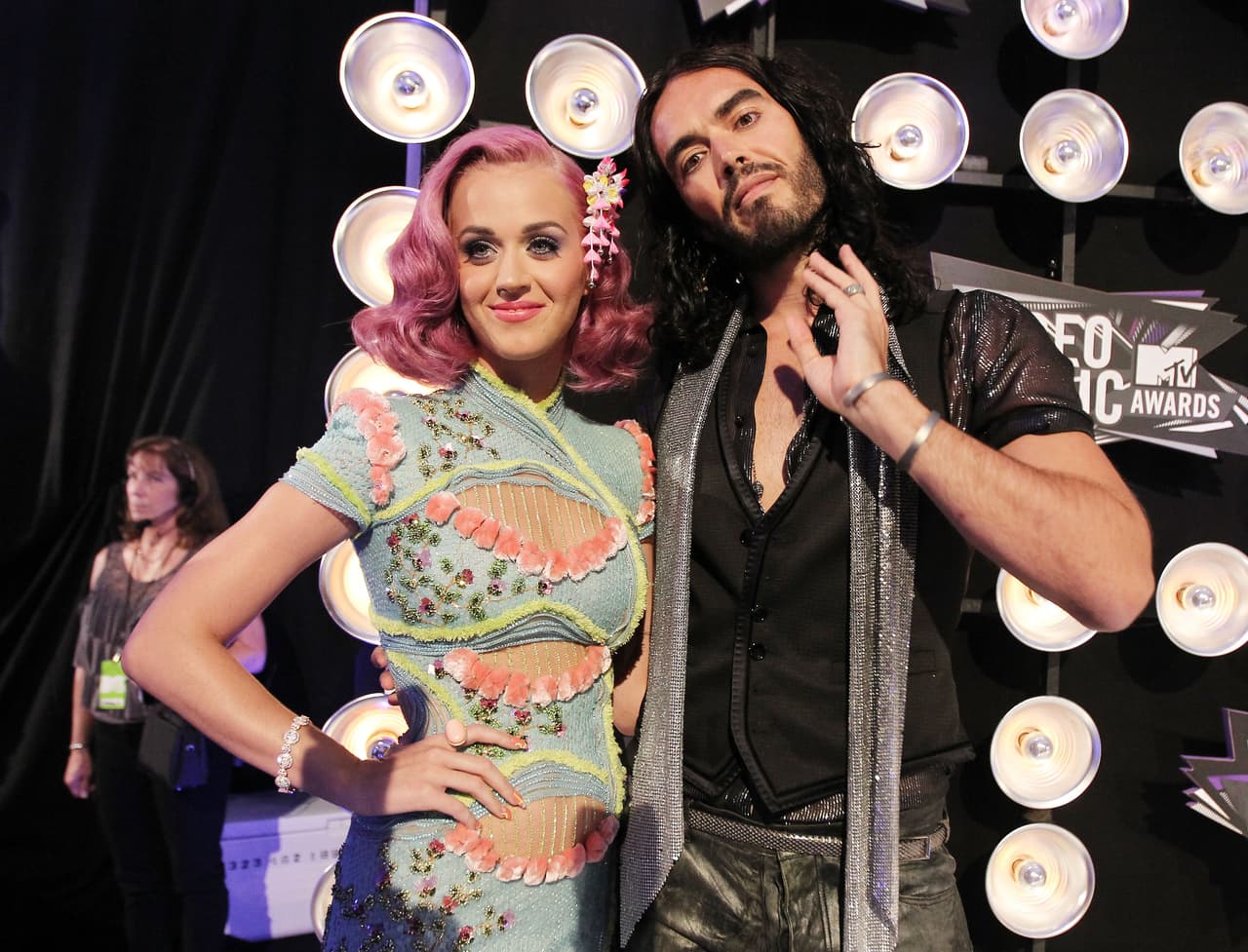 <b>Katy Perry </b>
<br>La cantante y compositora (de 37 años) contrajo matrimonio en 2010 con Russell Brand. Como muestra de su amor, la intérprete de ‘Hot N Cold’ dibujó una frase escrita en sánscrito en su brazo, la cual significa “Ir con la corriente”.