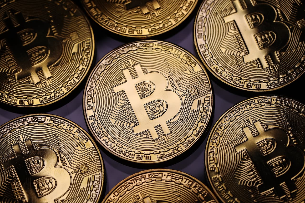 <b>Blockchain (cadena de bloques, en español).</b> Es un sistema de registro digital de transacciones incorruptible, donde solo las partes involucradas pueden intervenir y de una forma transparente para todos. La tecnología se implementó por primera vez en 2008 para crear el Bitcoin, la primera criptomoneda, pero desde entonces ha sido adoptada por el sector financiero y otras industrias. En esta tecnología se basan las aplicaciones de transferencias de dinero y de monitoreo de cadenas de suministro, entre otras.