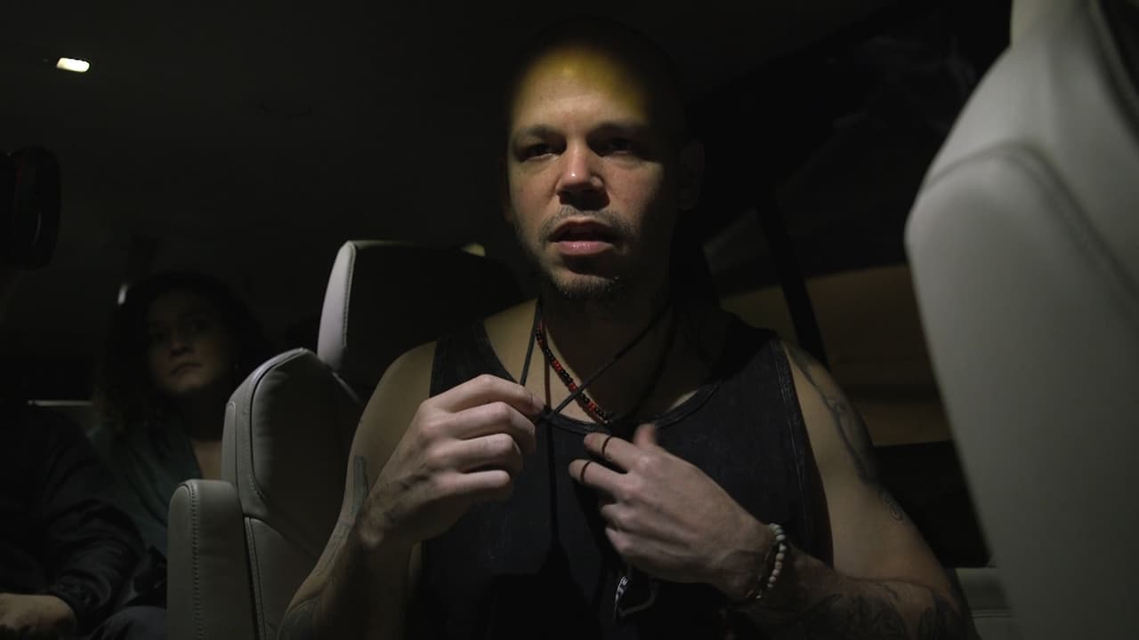 "Si siento buena energía durante el show, los guardo y después se los doy a mi mamá, mi mamá los bendice y después me los devuelve," nos dijo. "Ella tiene agua bendita".