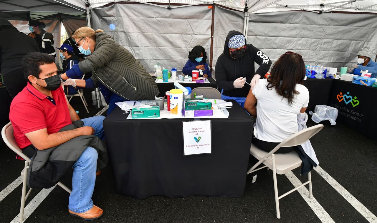 Dónde y cuándo puedes vacunarte contra el Covid-19 en las clínicas móviles del condado de Los Ángeles