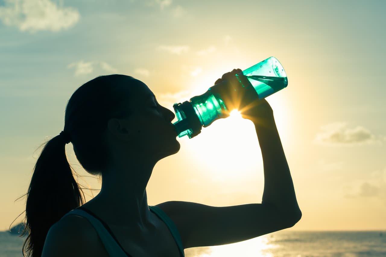 <b>Bebe mucha agua o líquidos sin alcohol</b>
<br>Tu cuerpo necesita agua para mantenerse fresco. Bebe muchos líquidos incluso si no tienes sed. No consumas bebidas alcohólicas.
<br>