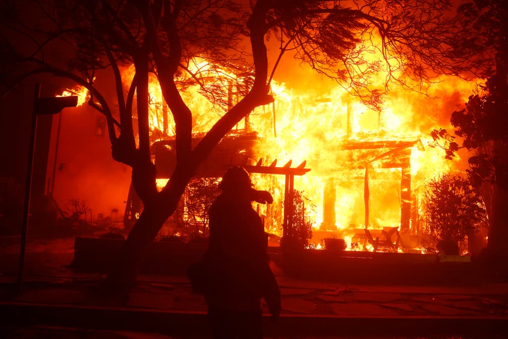 El 
<b>gobernador de California, Gavin Newsom</b>, informó este miércoles, a través de X, que hay más de 1,400 oficiales de bomberos combatiendo las llamas.