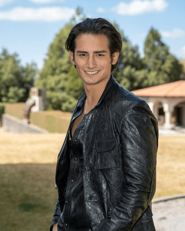 Durante varios años, se ha especulado que el joven actor y cantante podría ser fruto de su relación con Bobbie Larios, y que no fue procreado durante su matrimonio con el productor mexicano (1998-2003).