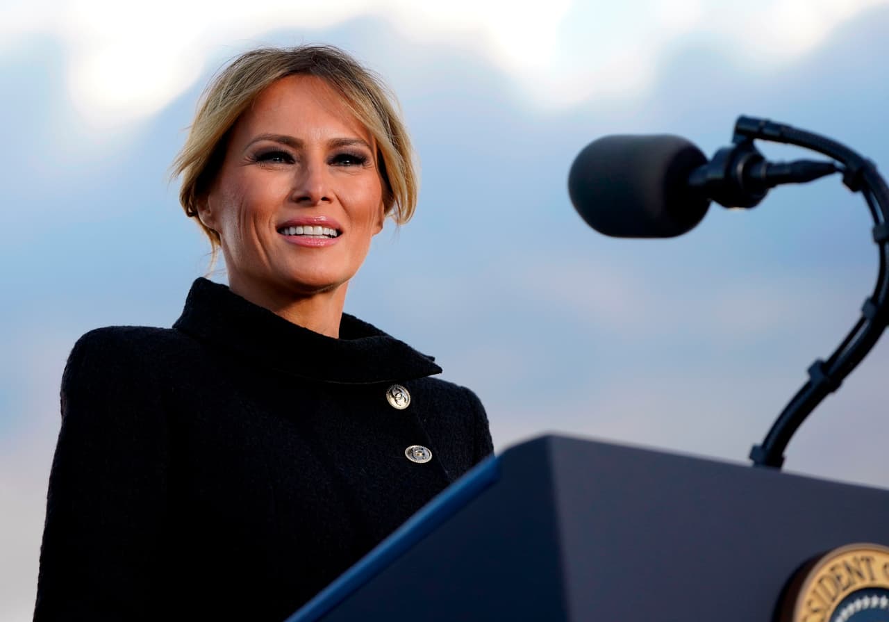 En su despedida, Melania se mostró sonriente, luego de que su marido dijera: "La primera dama ha sido una mujer de mucha gracia, belleza y dignidad y tan popular con la gente".