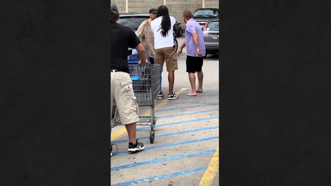 Captan cómo clientes de Walmart confrontan al sospechoso de apuñalamiento en Michigan