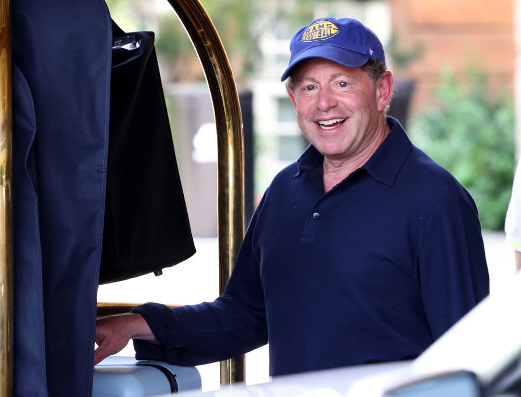 <h3 class="cms-H3-H3">8. Robert Kotick. Activision Blizzard. $ 296,7 millones</h3>
<br>
<br>Desde 1991, Kotick es el director del gigante de los videojuegos. Son los realizadores de juegos que van desde Candy Crush, pasando por Call of Duty o World of Warcraft. Fortune calcula que Kotick ganó $296,7 millones de dólares el año pasado "a partir del valor obtenido" de acciones.