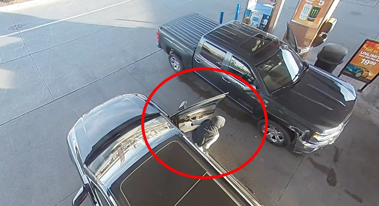Captan robo en menos de 5 segundos en gasolinera de suburbio de Chicago
