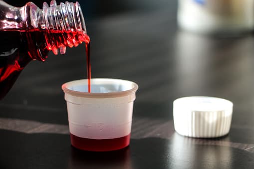 <b>Ahora tendrás que tener 18 años para comprar medicamentos para la tos:</b> Los legisladores estaban preocupados de que algunos medicamentos tengan un ingrediente utilizado por los adolescentes para drogarse.