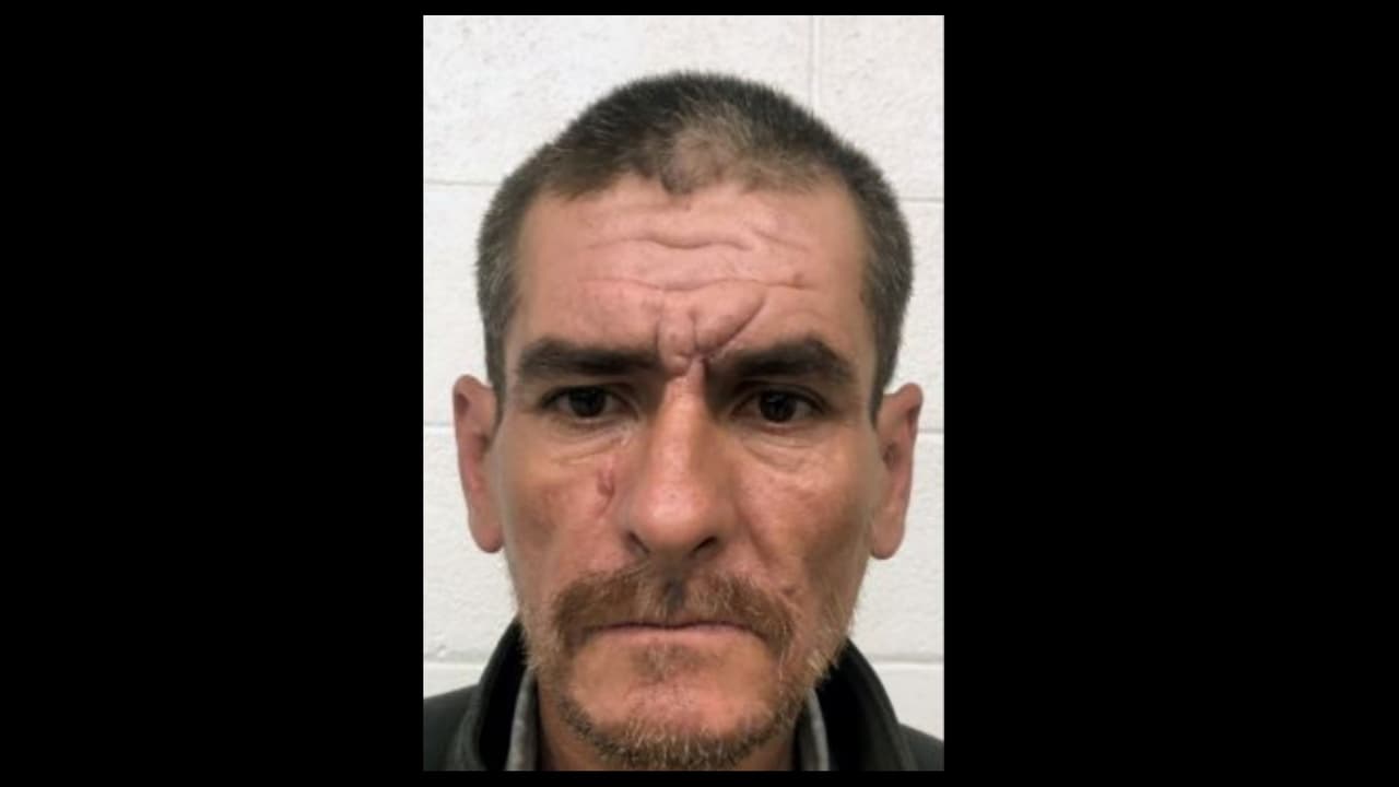 Agentes de la Patrulla Fronteriza del Sector de Yuma detuvieron a Modesto Hernández-Rechiga, poco después de la medianoche el sábado pasado. Estaba cerca del puerto de entrada de Andrade. Los controles de registro realizados al migrante, revelaron que tenía un historial delictivo. Hernández-Rechiga, ciudadano mexicano de 45 años, fue declarado culpable de homicidio vehicular negligente en California en 2004 y fue sentenciado a 16 meses de prisión.También tuvo varios arrestos y condenas por conducir bajo los efectos del alcohol y también cumplió condena en la cárcel.